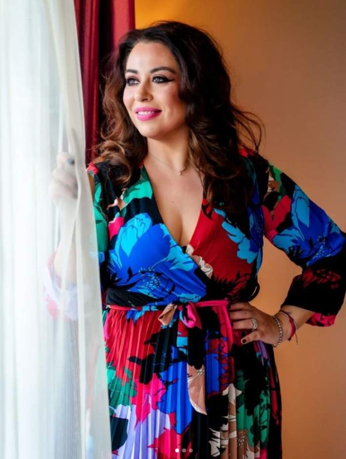 oana roman in rochie colorata
