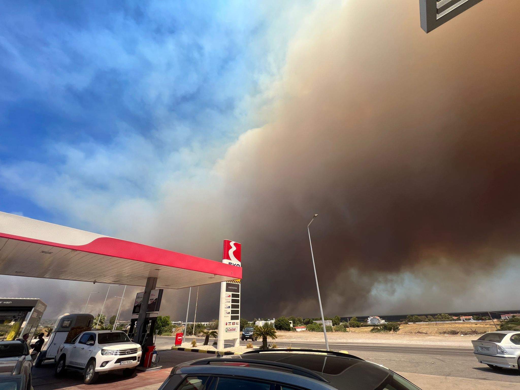 Panică în Rhodos! Oamenii se roagă pe străzi! Imagini incredibile cu incendiile izbucnite / VIDEO