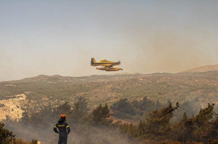 Turiștii de pe insula Corfu au fost evacuați, din cauza incendiilor devastatoare din Grecia. Mai multe zone sunt afectate