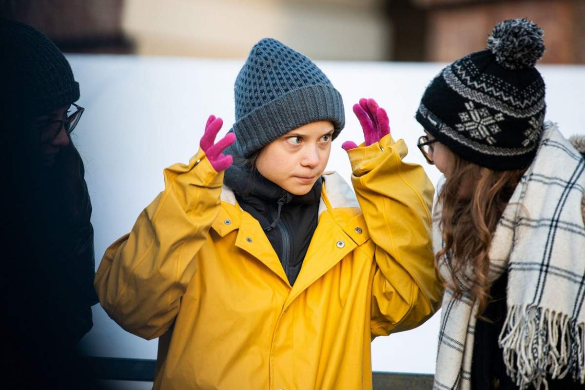 Greta Thunberg îmbrăcată în galben vorbește