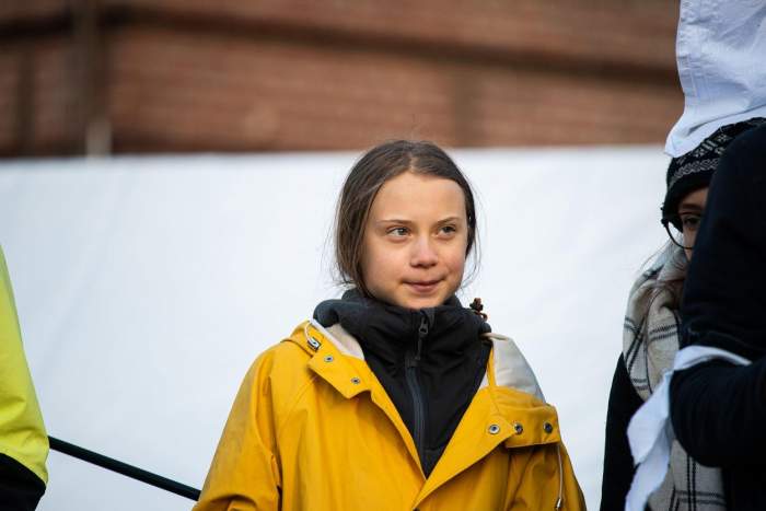 Greta Thunberg îmbrăcată în galben