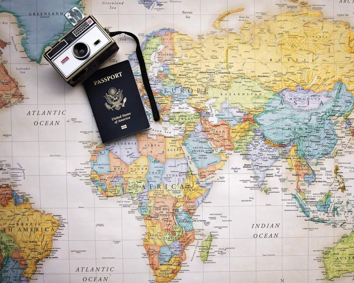 harta continete , pasaport si aparat foto