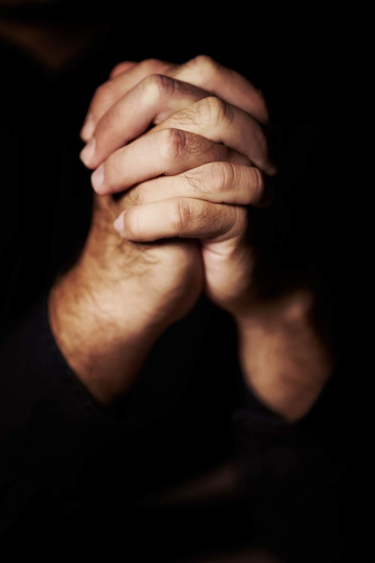 Să te rogi din greu pentru mântuire. Mâinile strânse în rugăciune.