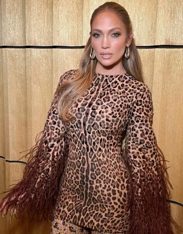 Jennifer Lopez îmbrăcată într-o rochie cu print de leopard