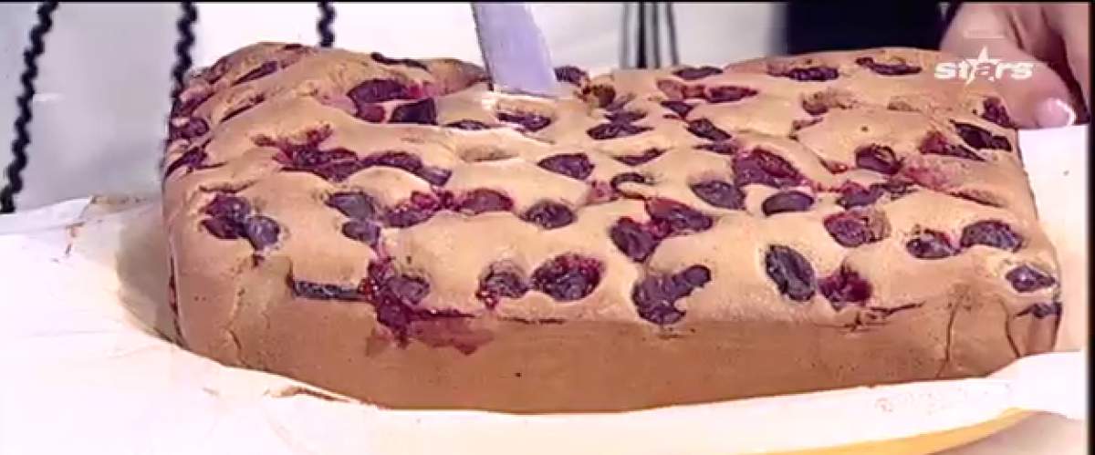 Prăjitură delicioasă cu vișine
