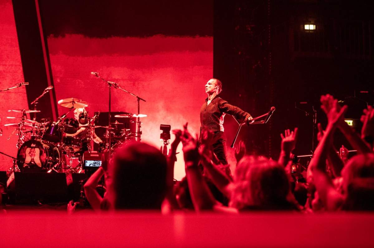 Depeche Mode pe scenă fundal roșu