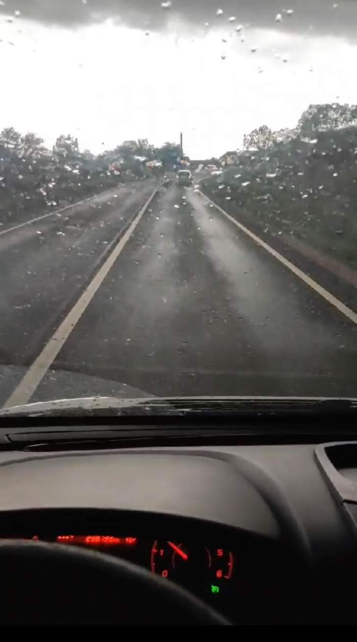 Imagini șocante din Sighișoara! Șoferii, obligați să tragă dubele pe dreapta din cauza furtunii! Mașinile, mutate de vânt: ,,Zici că e sfârșitul lumii” / VIDEO