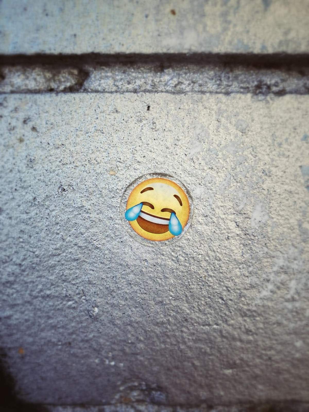 Emoji care râde