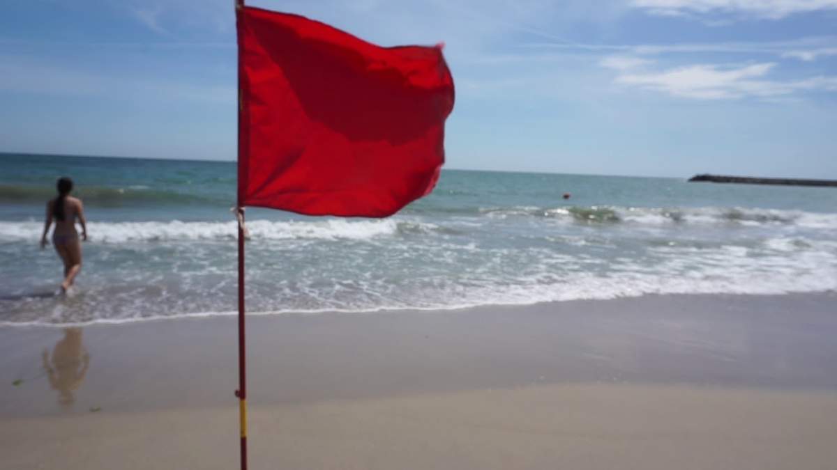 Salvamarii au urcat steagul roşu pe litoralul românesc! Curenții sunt puternici, iar apă nu are mai mult de 15 grade Celsius