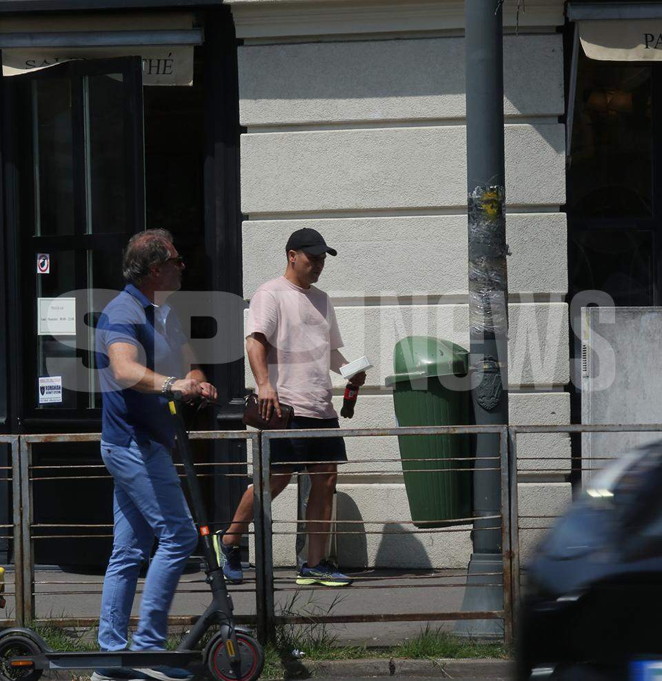 Când pofta e mare, nu mai cere amânare! August Viziru rupe dulcele în două, dar pe ascuns! Ce nu se vede, nu se pune, nu? / PAPARAZZI