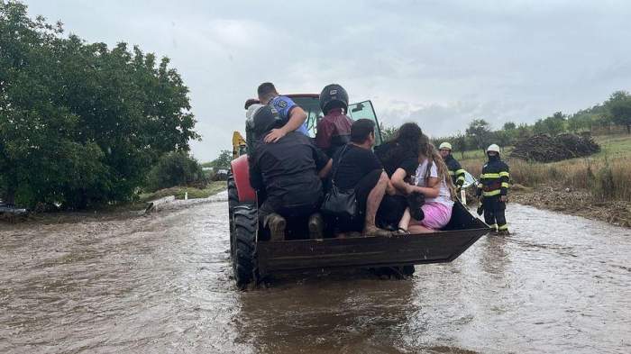 Imagini de groază din Tulcea. Furtunile și ploile au făcut ravagii în județ. Mașinile locuitorilor au fost luate de apă / FOTO