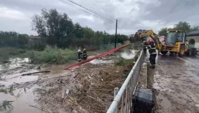 Imagini de groază din Tulcea. Furtunile și ploile au făcut ravagii în județ. Mașinile locuitorilor au fost luate de apă / FOTO