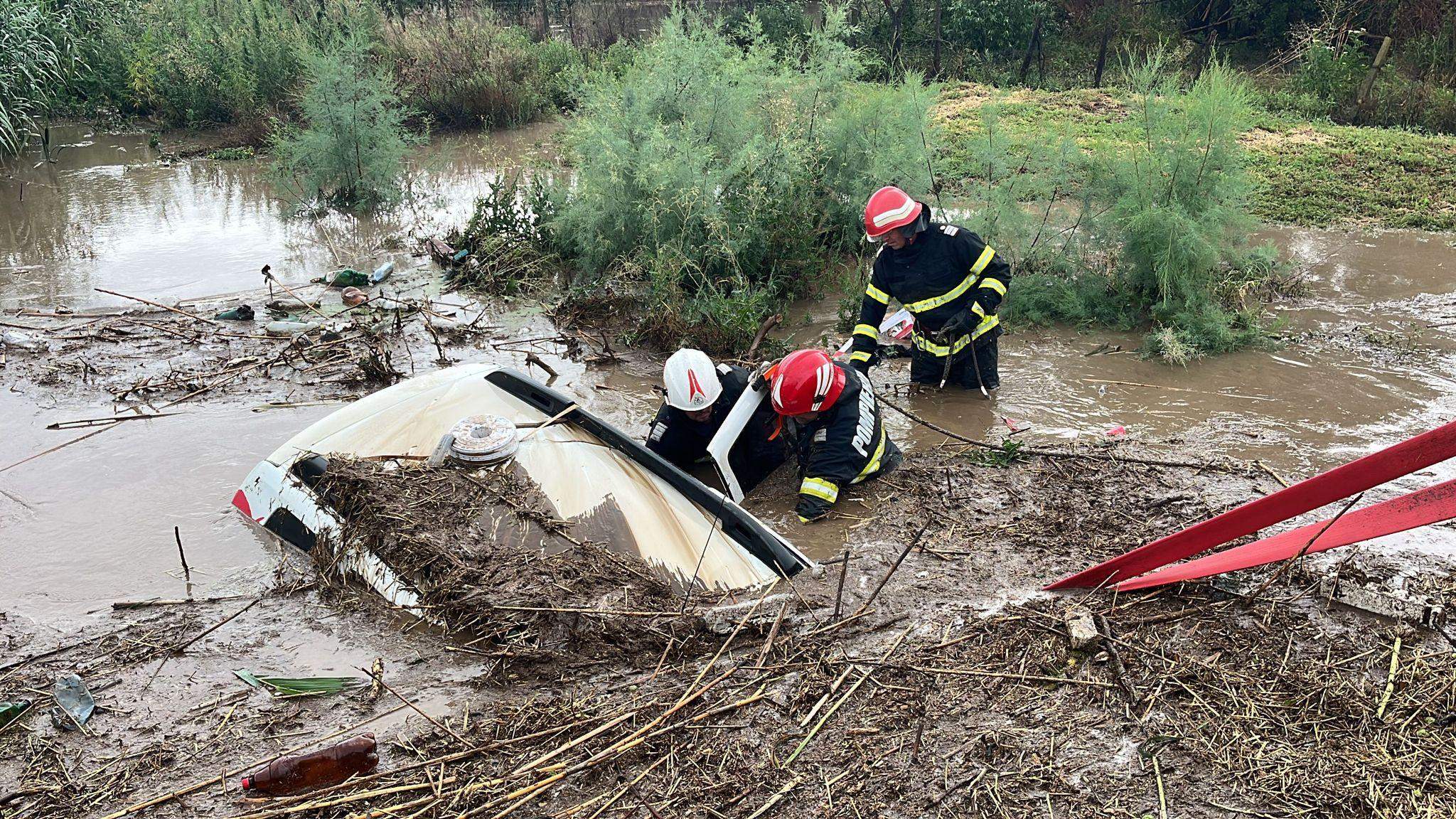 Imagini de groază din Tulcea. Furtunile și ploile au făcut ravagii în județ. Mașinile locuitorilor au fost luate de apă / FOTO