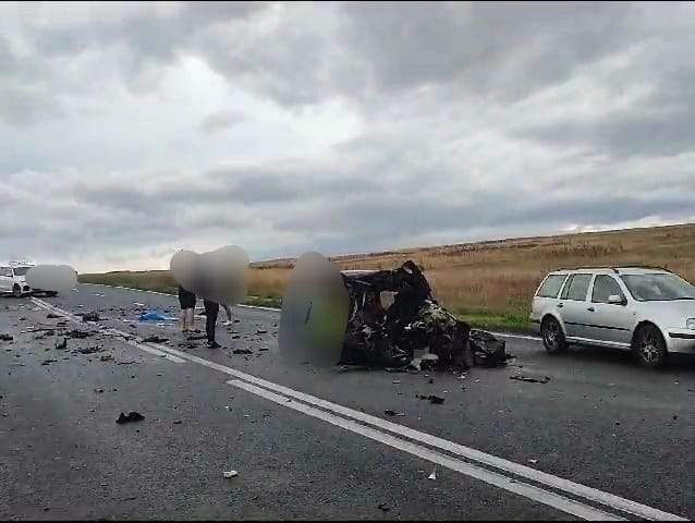 Accident grav între Constanța și Tulcea! Două persoane au murit după ce un camion și un autoturism au intrat în coliziune / FOTO