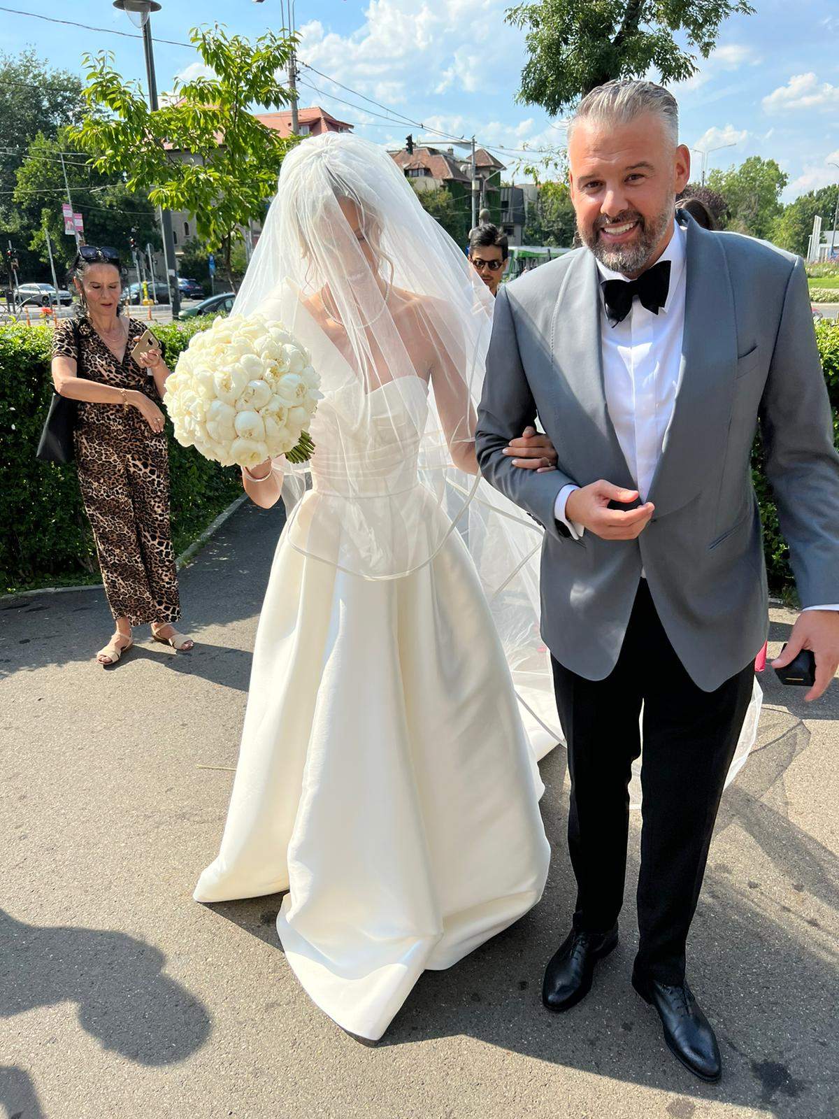 Cum arată rochia de mireasă aleasă de Gabriela Oțil la cununia religioasă cu Dani Oțil. Imagini de la marele eveniment / FOTO