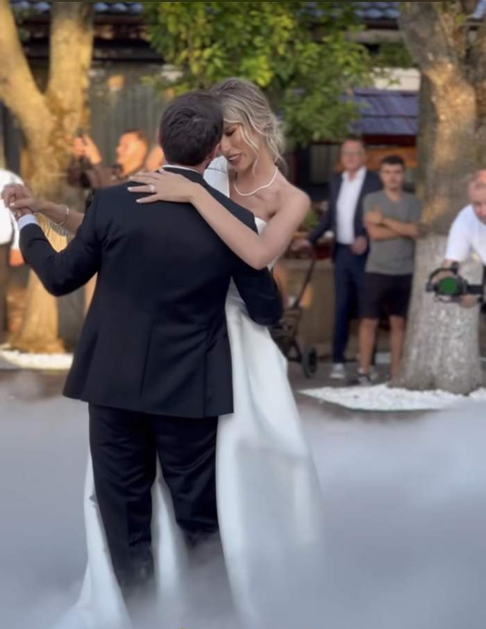 Ce i-a șoptit Gabriela lui Dani Oțil, la ureche, în timp ce dansau. Ipostaze romantice cu cei doi îndrăgostiți / VIDEO