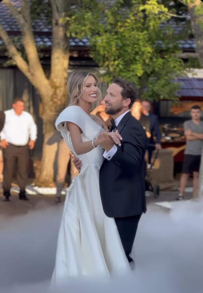 Ce i-a șoptit Gabriela lui Dani Oțil, la ureche, în timp ce dansau. Ipostaze romantice cu cei doi îndrăgostiți / VIDEO