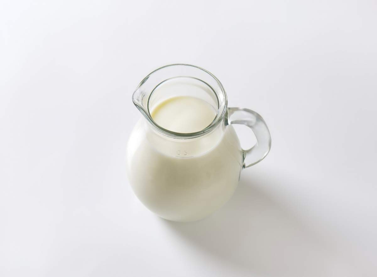Fotografie cu lapte în pahar
