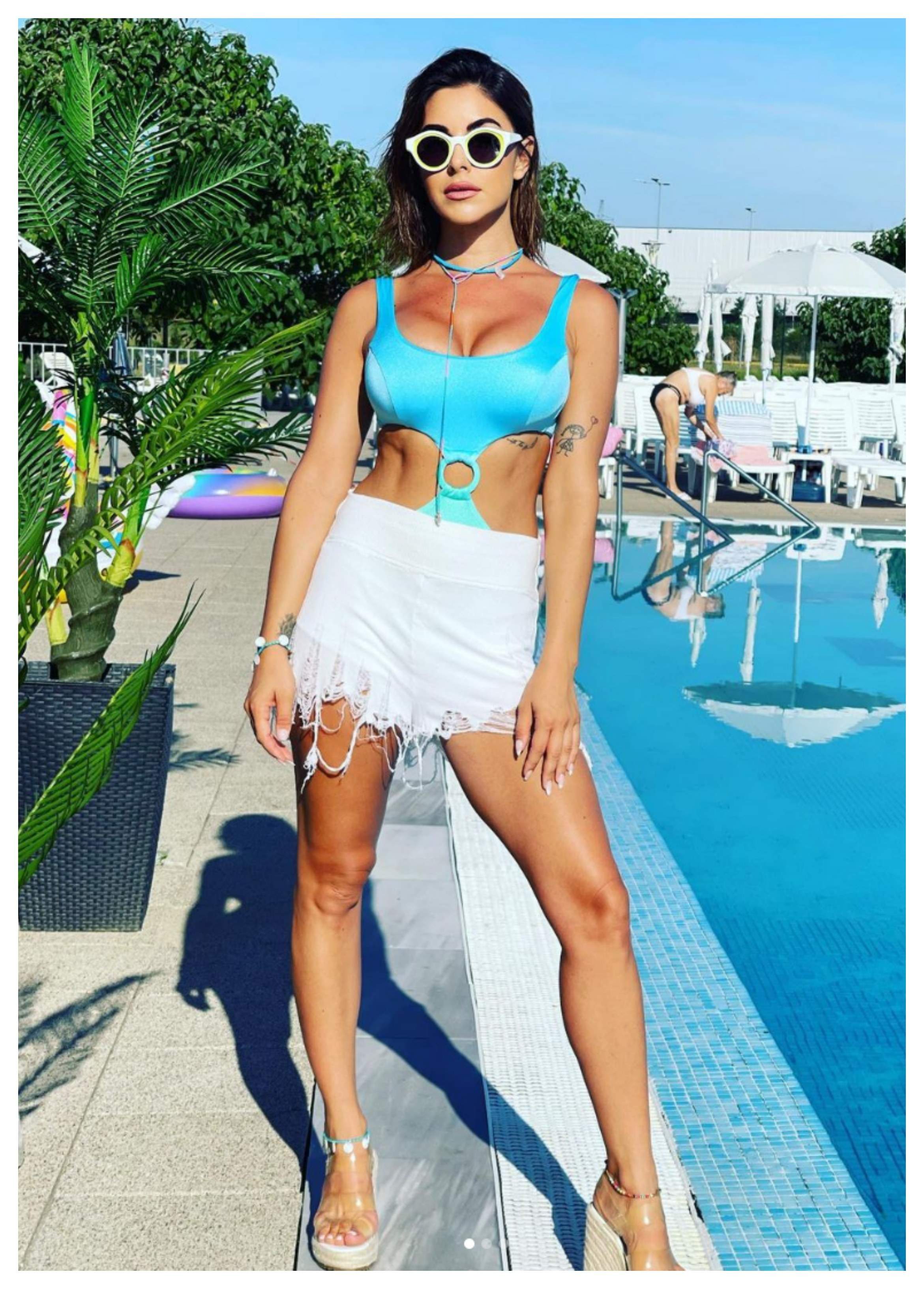 Cum arată prezentatoarea de la știrile Antena Stars în costum de baie. Ramona Ilie și Natalia Mateuț au furat toate privirile / FOTO