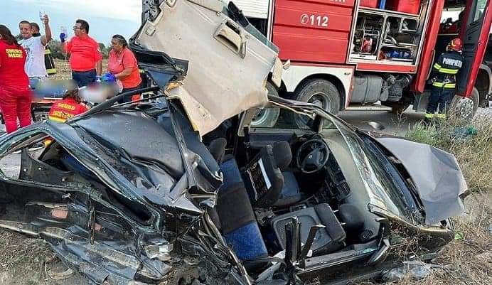 Un copil de 5 ani a murit într-un accident rutier în Constanța. Alte șase persoane au fost rănite, după impactul între o mașină și o autoplatformă / FOTO