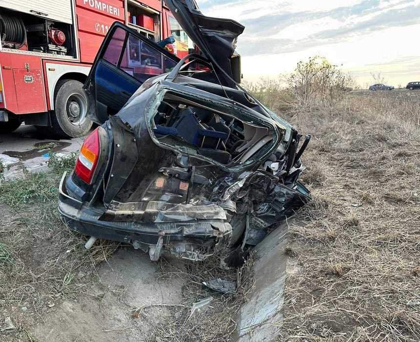 Un copil de 5 ani a murit într-un accident rutier în Constanța. Alte șase persoane au fost rănite, după impactul între o mașină și o autoplatformă / FOTO