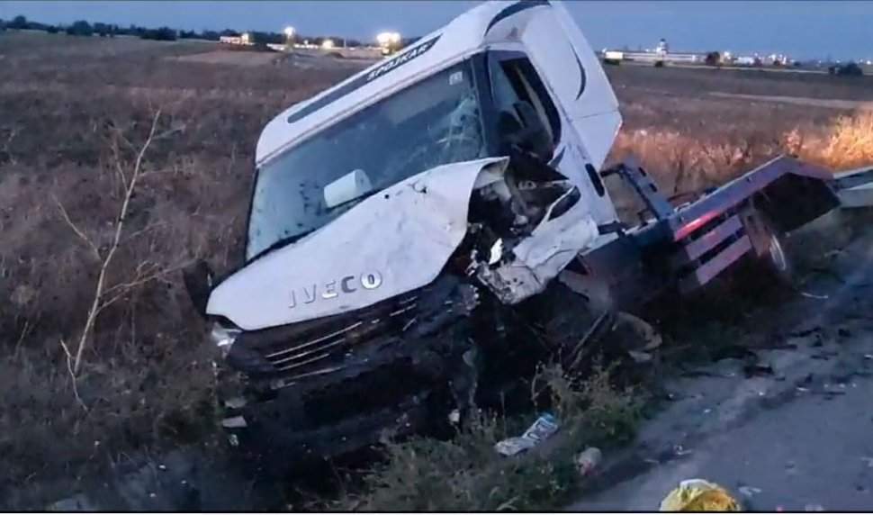 Un copil de 5 ani a murit într-un accident rutier în Constanța. Alte șase persoane au fost rănite, după impactul între o mașină și o autoplatformă / FOTO