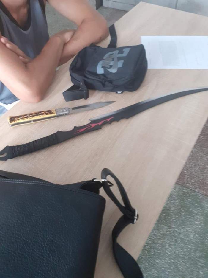 Un tânăr de 19 ani s-a plimbat într-un parc din Drobeta Turnu-Severin cu arme albe, printre care o macetă de un metru. Polițiștii l-au reținut / FOTO