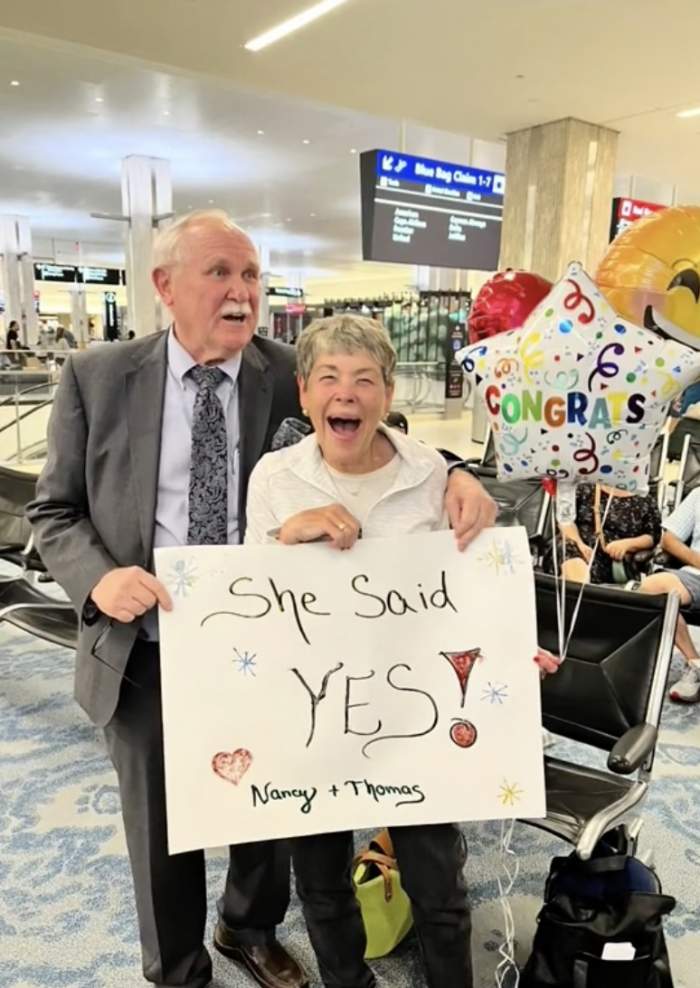 Un bărbat şi-a cerut în căsătorie iubita din liceu, pe aeroport, după 60 de ani. Momentul a devenit viral pe TikTok / VIDEO