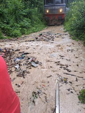 Două trenuri cu 400 de călători, blocate de inundațiile din Suceava! Ploile torențiale au făcut ravagii / FOTO