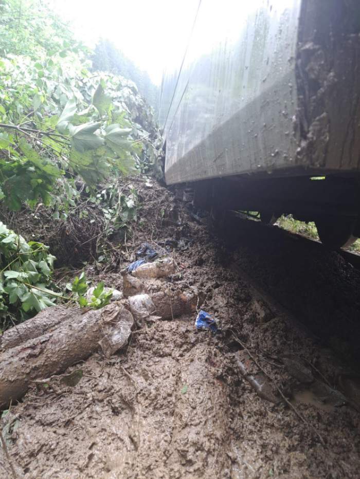 Două trenuri cu 400 de călători, blocate de inundațiile din Suceava! Ploile torențiale au făcut ravagii / FOTO