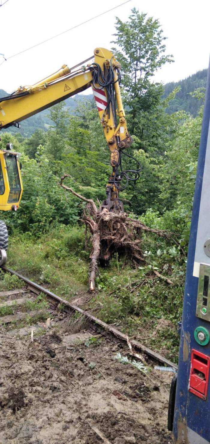 Două trenuri cu 400 de călători, blocate de inundațiile din Suceava! Ploile torențiale au făcut ravagii / FOTO