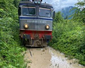 Două trenuri cu 400 de călători, blocate de inundațiile din Suceava! Ploile torențiale au făcut ravagii / FOTO