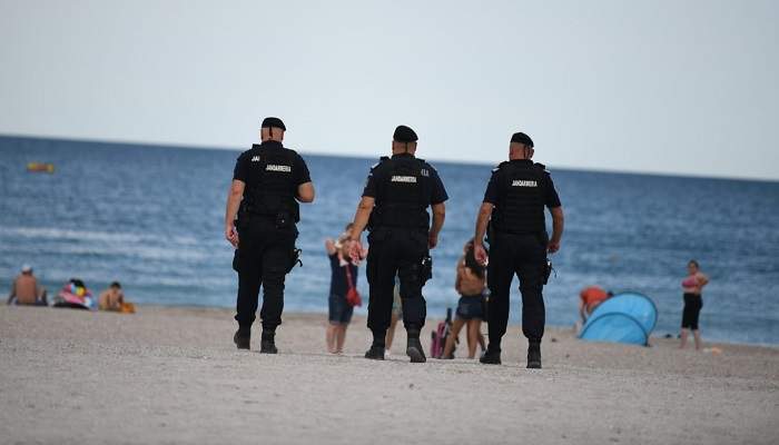 Jandarmi condamnați pentru afaceri ilegale cu șezlonguri, pe plajă / Cine reprezintă legea!