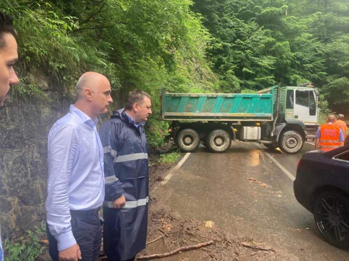 Circulația pe Transfăgărășan a fost închisă! Șoferii, puși în pericol din cauza căderilor masive de pietre / FOTO