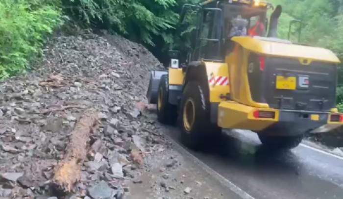 Circulația pe Transfăgărășan a fost închisă! Șoferii, puși în pericol din cauza căderilor masive de pietre / FOTO