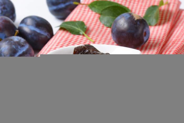 gem de prune într-un bol