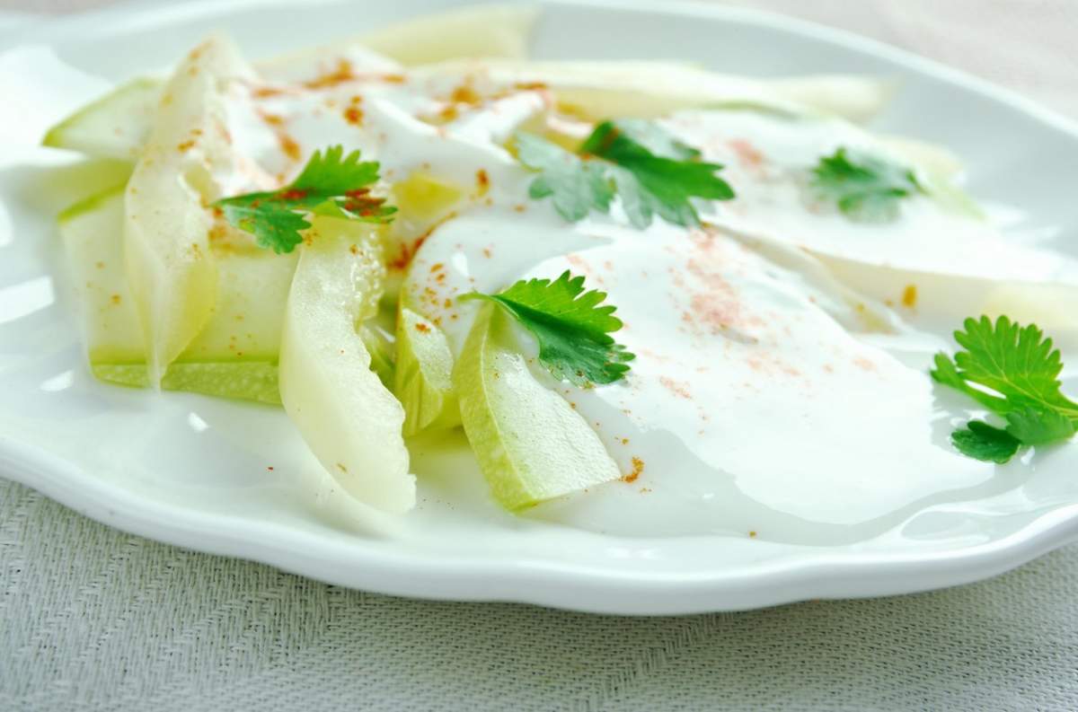 Salată de dovlecei cu iaurt grecesc
