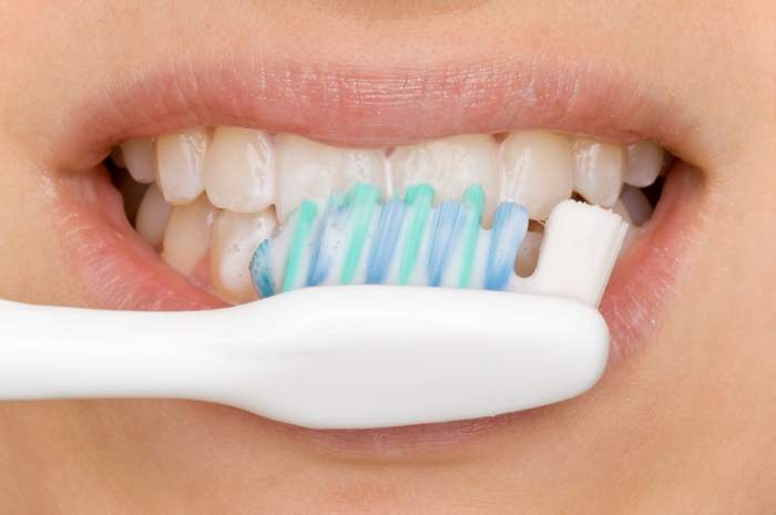 Dacă nu te speli pe dinți există riscul să faci Alzheimer. Specialiștii trag un semnal de alarmă