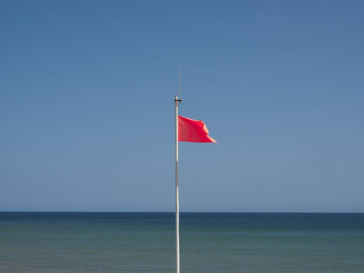 steag roșu pe mare
