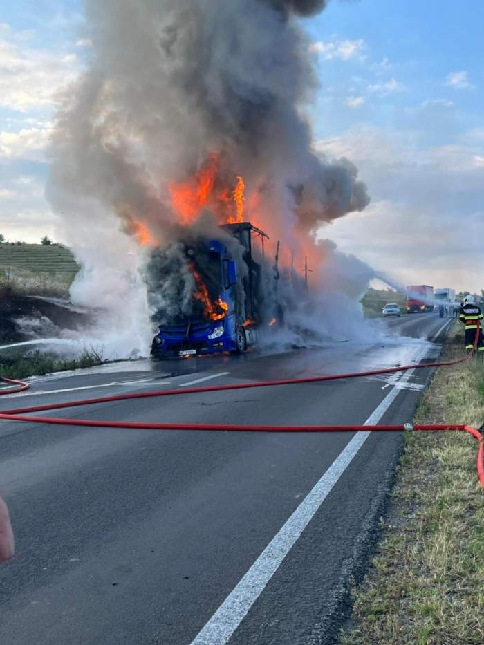 Un șofer a murit în Mehedinți, după ce camionul pe care îl conducea a luat foc. Flăcările au distrus TIR-ul și marfa / FOTO