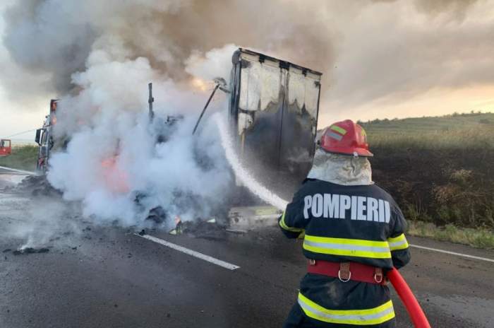 Un șofer a murit în Mehedinți, după ce camionul pe care îl conducea a luat foc. Flăcările au distrus TIR-ul și marfa / FOTO