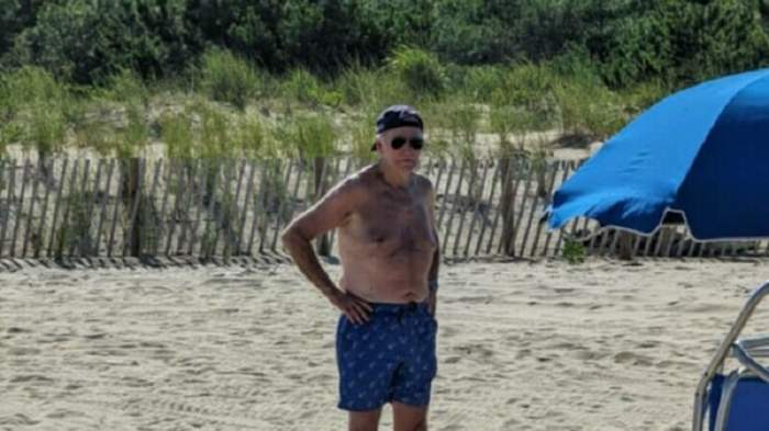 Cum a fost surprins Joe Biden la plajă. Preşedintele american a strâns o mulțime de critici / FOTO