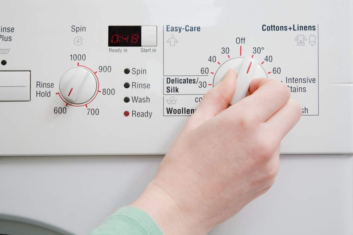 La ce temperatură trebuie să setezi mașina de spălat dacă vrei să economisești curent