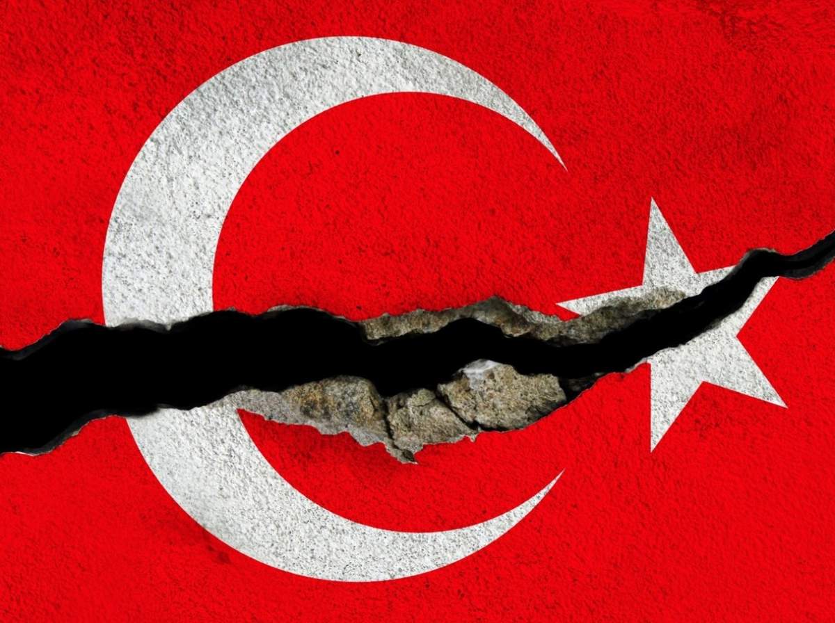 Crăpătură în cutremurul de pe perete cu un design al drapelului turc