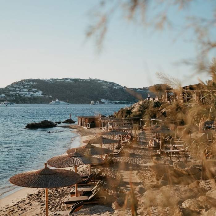 Cât costă să mănânci la Scorpios Mykonos. Este restaurantul la care vin toți bogații când sunt în vacanță pe insula celebră din Grecia