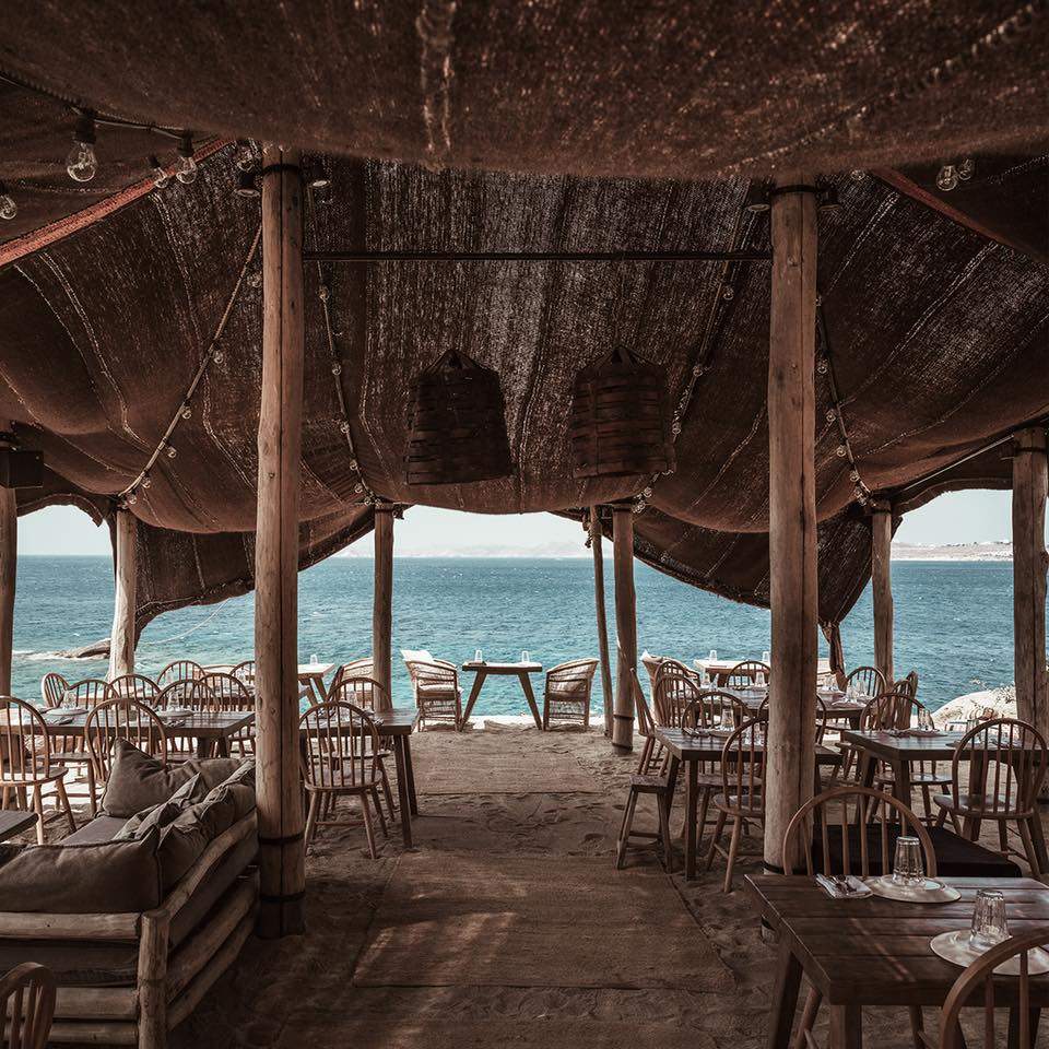 Cât costă să mănânci la Scorpios Mykonos. Este restaurantul la care vin toți bogații când sunt în vacanță pe insula celebră din Grecia