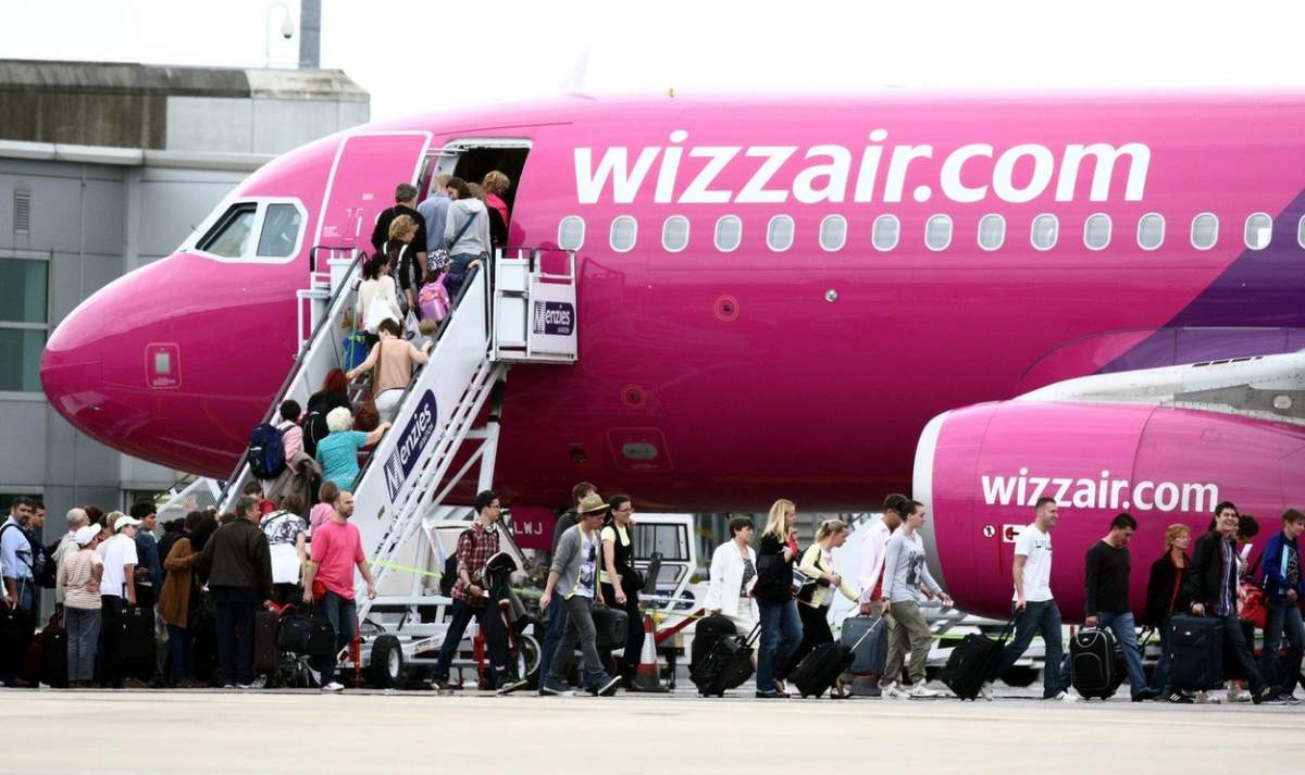 un avion Wizz Air și pasageri