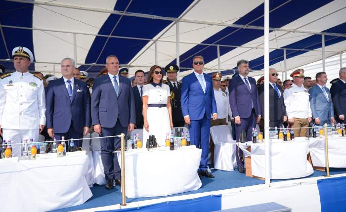 Ce ținută a ales Carmen Iohannis pentru Ziua Marinei. Prima Doamna l-a însoțit pe președinte la ceremonie / FOTO