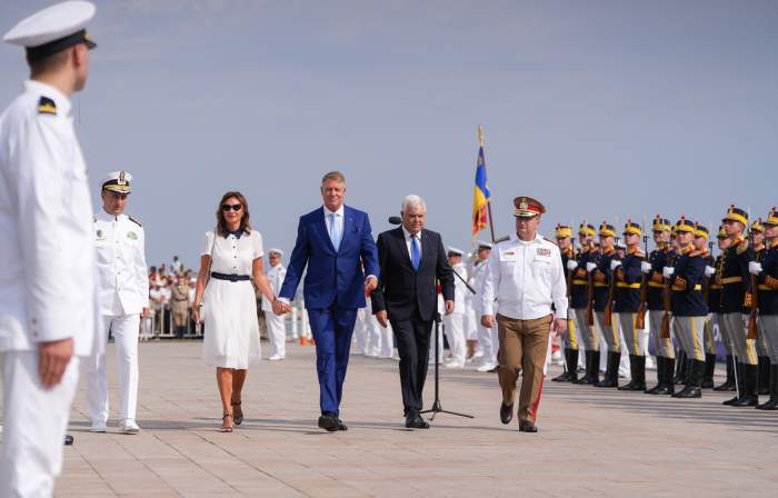 Ce ținută a ales Carmen Iohannis pentru Ziua Marinei. Prima Doamna l-a însoțit pe președinte la ceremonie / FOTO