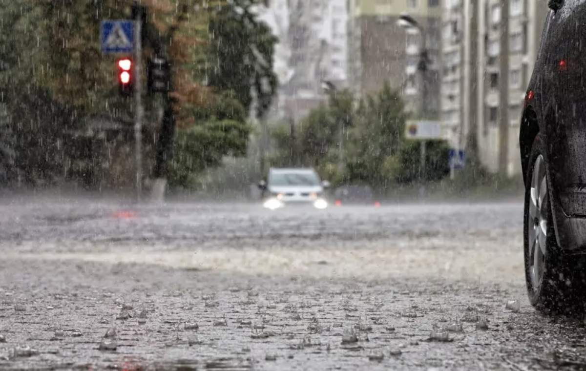 Avertisment ANM de vreme severă imediată! Specialiștii au emis un cod galben de furtună în șapte județe din țară